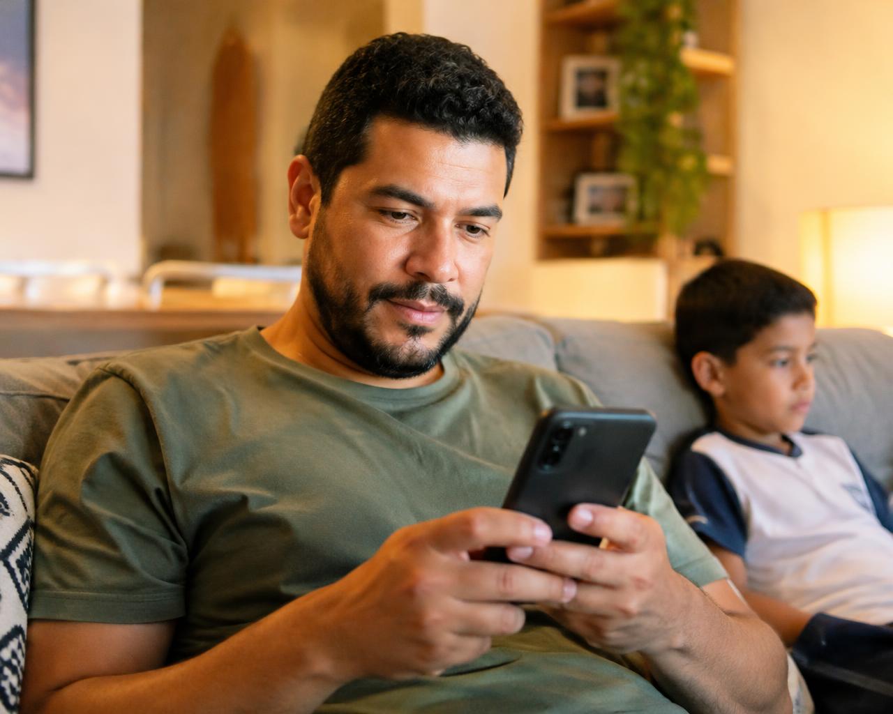 Pai fazendo a matrícula do filho pelo celular
